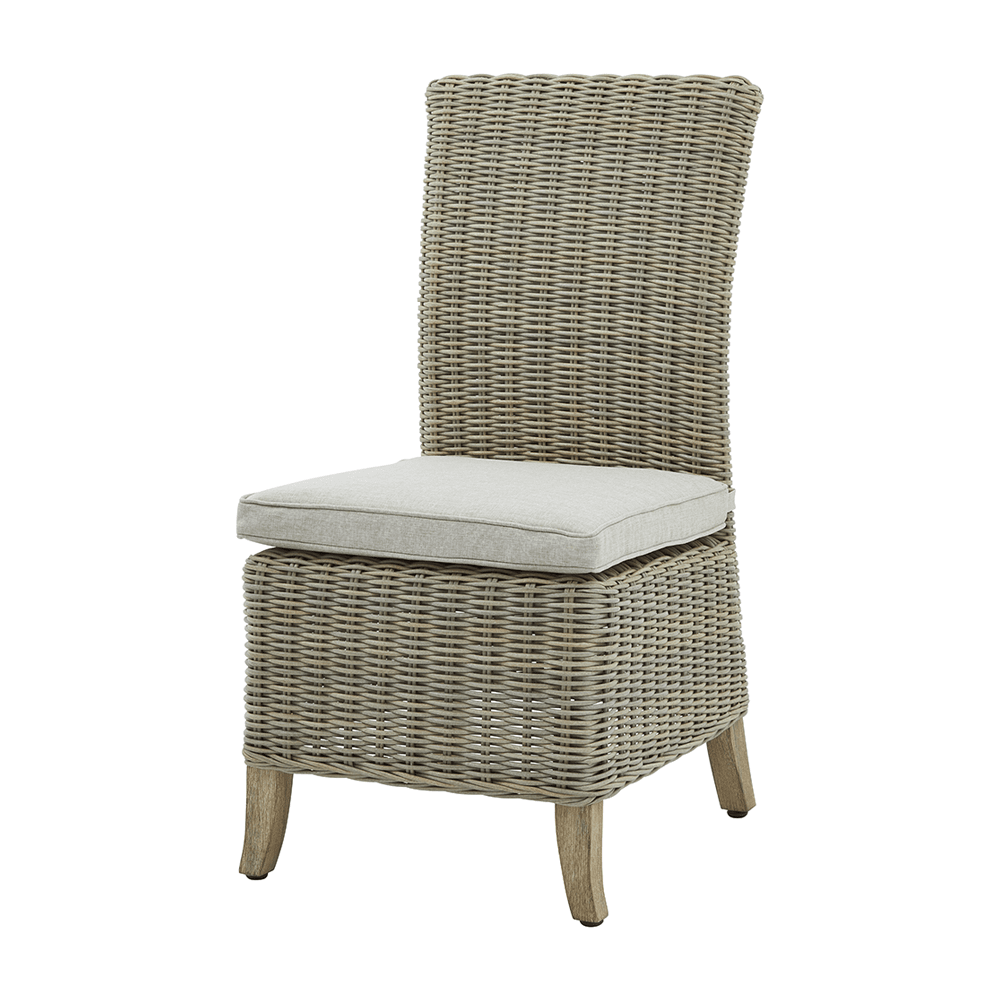 Magas háttámlájú, bézs színű műrattan kerti étkezőszék.