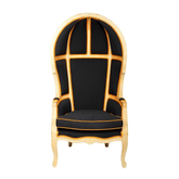 Fekete színű szövettel kárpitozott, kortárs stílusú design hintófotel.