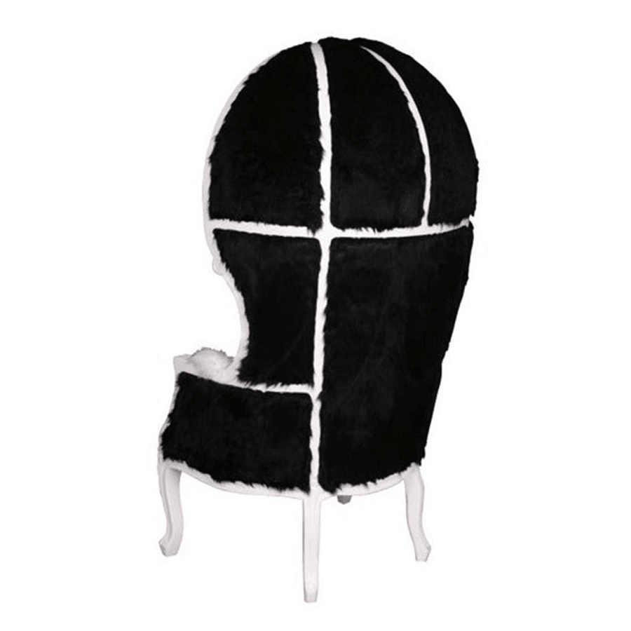 Fekete és fehér színű műszőrmével kárpitozott, kortárs stílusú design hintófotel.