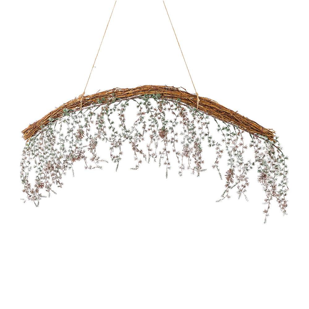 Függeszthető deres cédrusfenyő dekoráció 78 cm hosszúságban, belógó 20–25 cm-es ágakkal, vesszőalapra rögzítve.