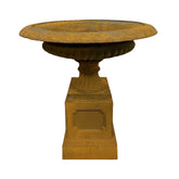 Château Jardin antikolt öntöttvas díszkaspó posztamensen, klasszikus rozsdaszínű felülettel, 96 cm magas kivitelben.