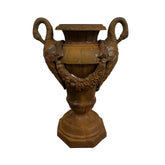 Château Jardin antikolt öntöttvas kerti díszváza hattyúfejes fogantyúval és virágfüzérrel, klasszikus rozsdaszínű felülettel, 72 cm magas.