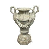 Château Jardin antikolt öntöttvas kerti díszváza hattyúfejes fogantyúval és virágfüzérrel, klasszikus krémszínű felülettel, 72 cm magas.