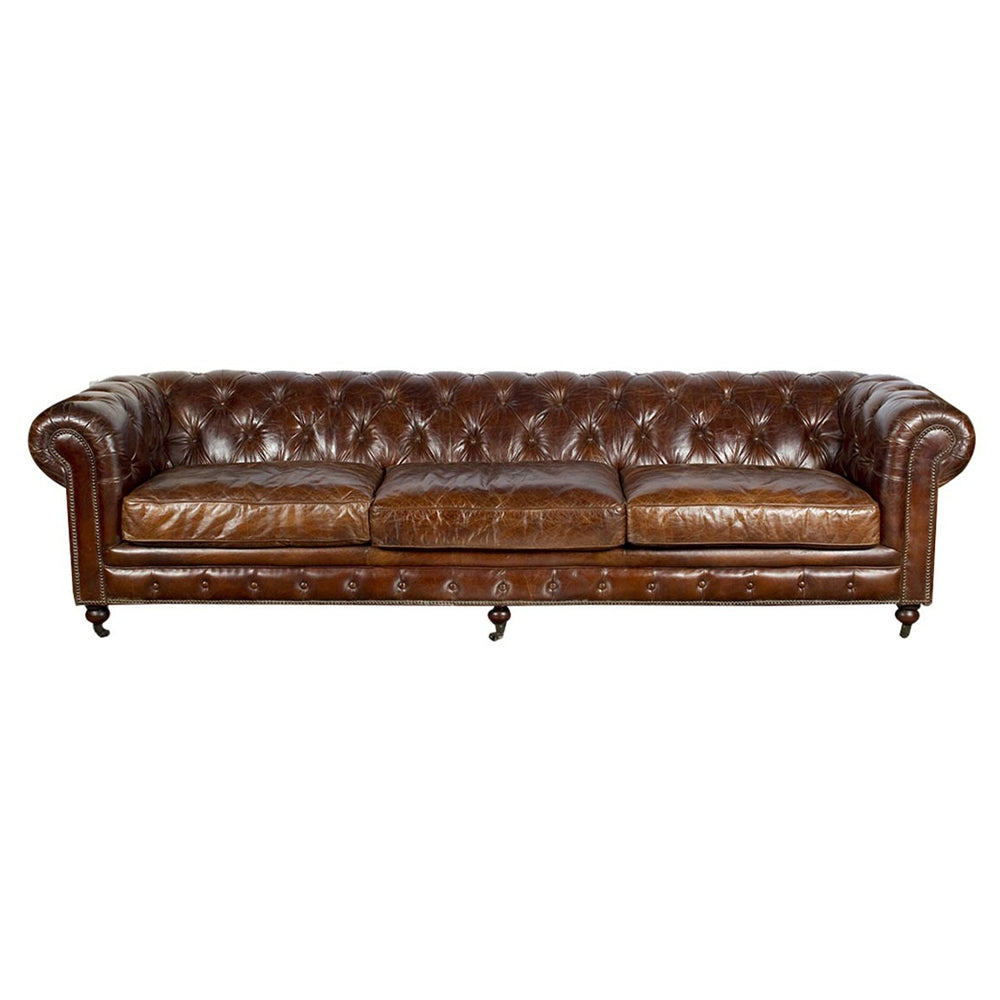 Antikolt dohánybarna bőrrel kárpitozott, klasszikus Chesterfield stílusú, 5 személyes kanapé elölnézetből