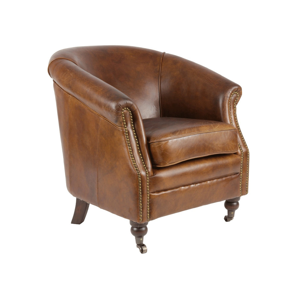 Churchill bőrfotel háromnegyedes nézetből, bronz szegecseléssel és ívelt karfákkal