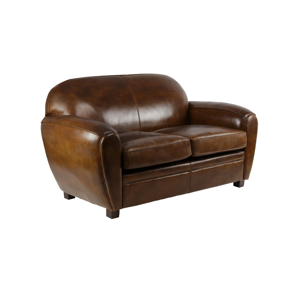 Vintage stílusú bőrkanapé ferde elölnézetből, ívelt formákkal és természetes antikolt bőrkárpittal