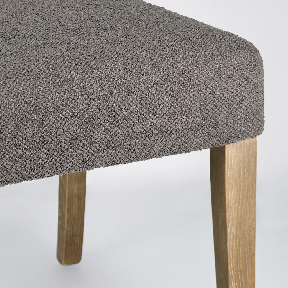 Szürke színű szövettel kárpitozott tölgyfa étkezőszék. Szürke színű szövettel kárpitozott tölgyfa étkezőszék.