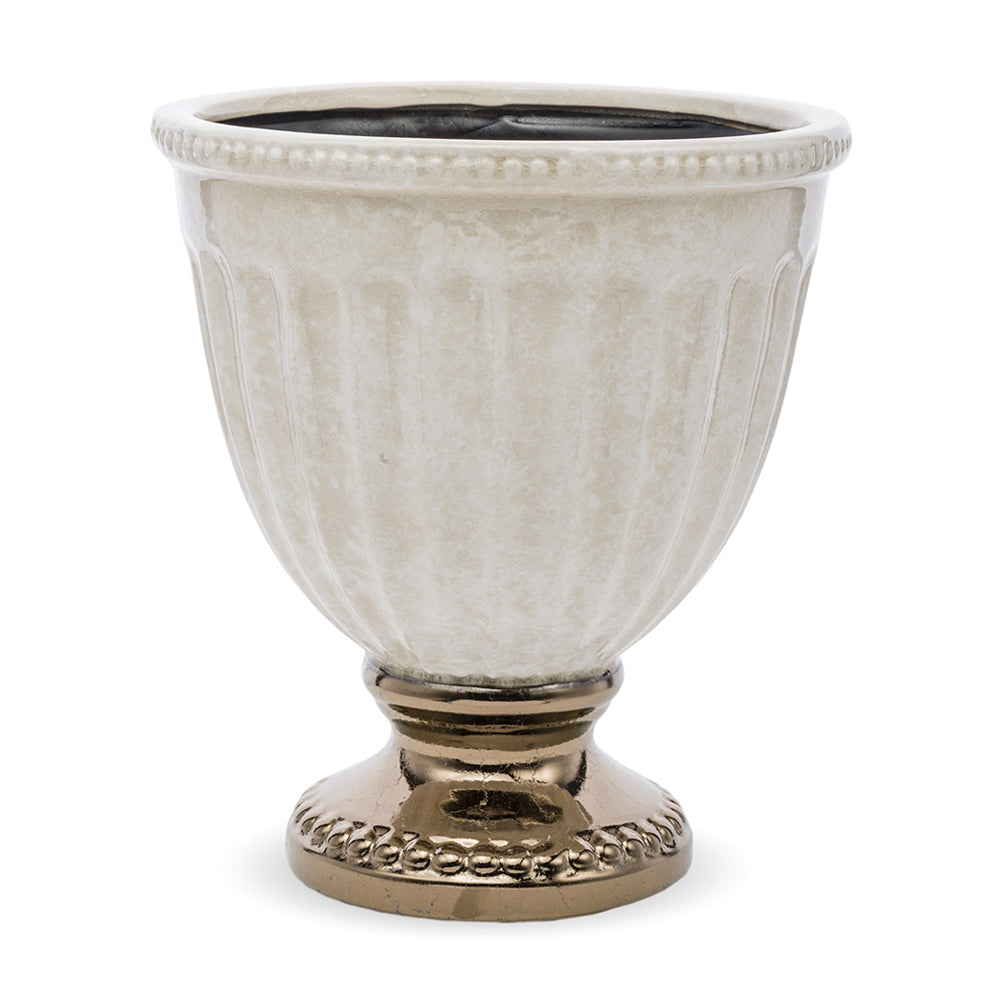 Krémszínű, bordázott kerámia kaspó aranyhatású talppal – elölnézeti kép