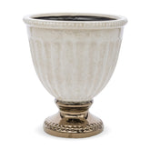 Krémszínű, bordázott kerámia kaspó aranyhatású talppal – elölnézeti kép