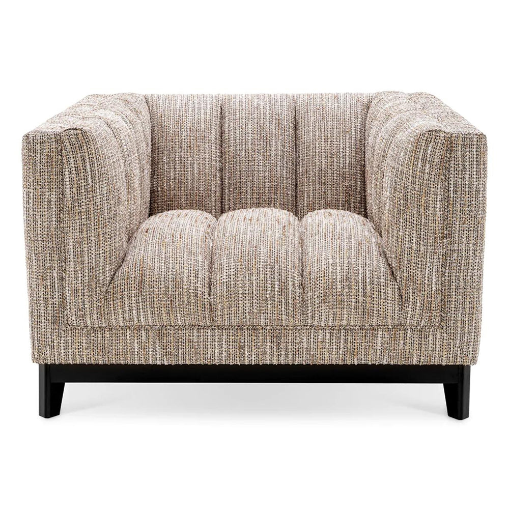 Bézs színű szövettel kárpitozott, prémium minőségű, formatervezett design fotel.