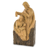 Natúr karácsonyi betlehem a Dost kollekcióból, 47 cm magas, faragott fa hatású Szent Család szobor.