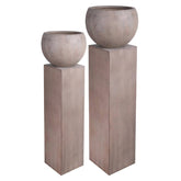 Két darabos antik homokszínű kaspó szett posztamensen, fehér háttérrel