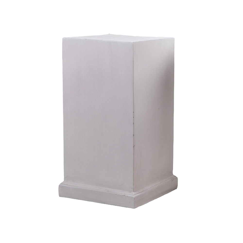 Fehér, klasszikus stílusú posztamens műgyantából, 60 cm-es magassággal, semleges háttér előtt.