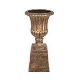 England aranyszínű kaspó posztamenssel – stúdiófotó