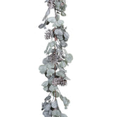 Eukaliptusz mix mű girland 130 cm hosszú, deres hatású levelekkel és fenyőtobozokkal díszítve.