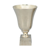 Alumíniumból készült, ezüstszínű váza.