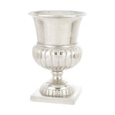 alumíniumból készült, ezüstszínű váza