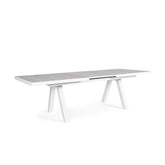 Krém színű kortárs kerti étkezőasztal.