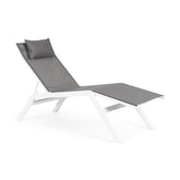 Fehér színű napozóágy.