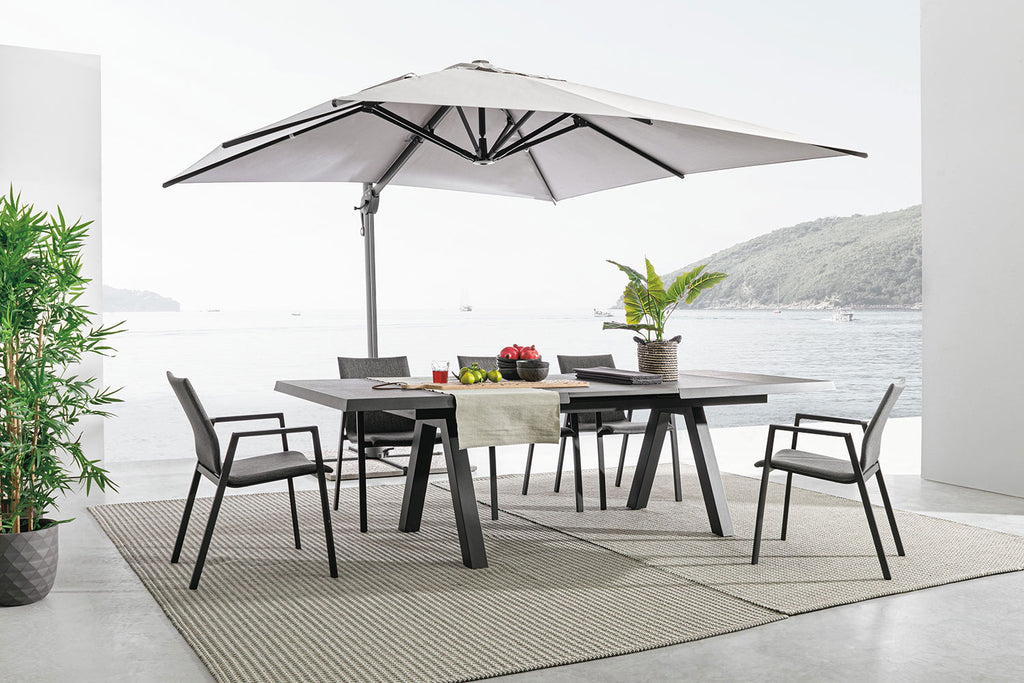 Fekete színű modern kerti asztal napernyővel és székekkel.