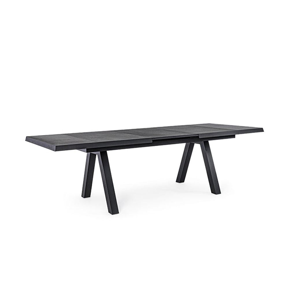 Fekete színű modern kerti asztal.