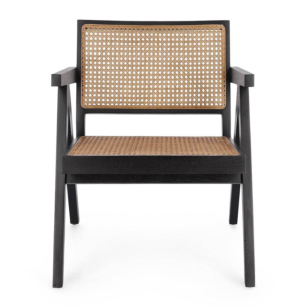 Fekete színű, teakfából és rattanból készült, formatervezett design fotel.