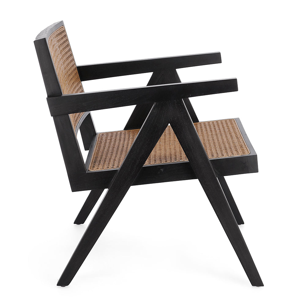 Fekete színű, teakfából és rattanból készült, formatervezett design fotel.