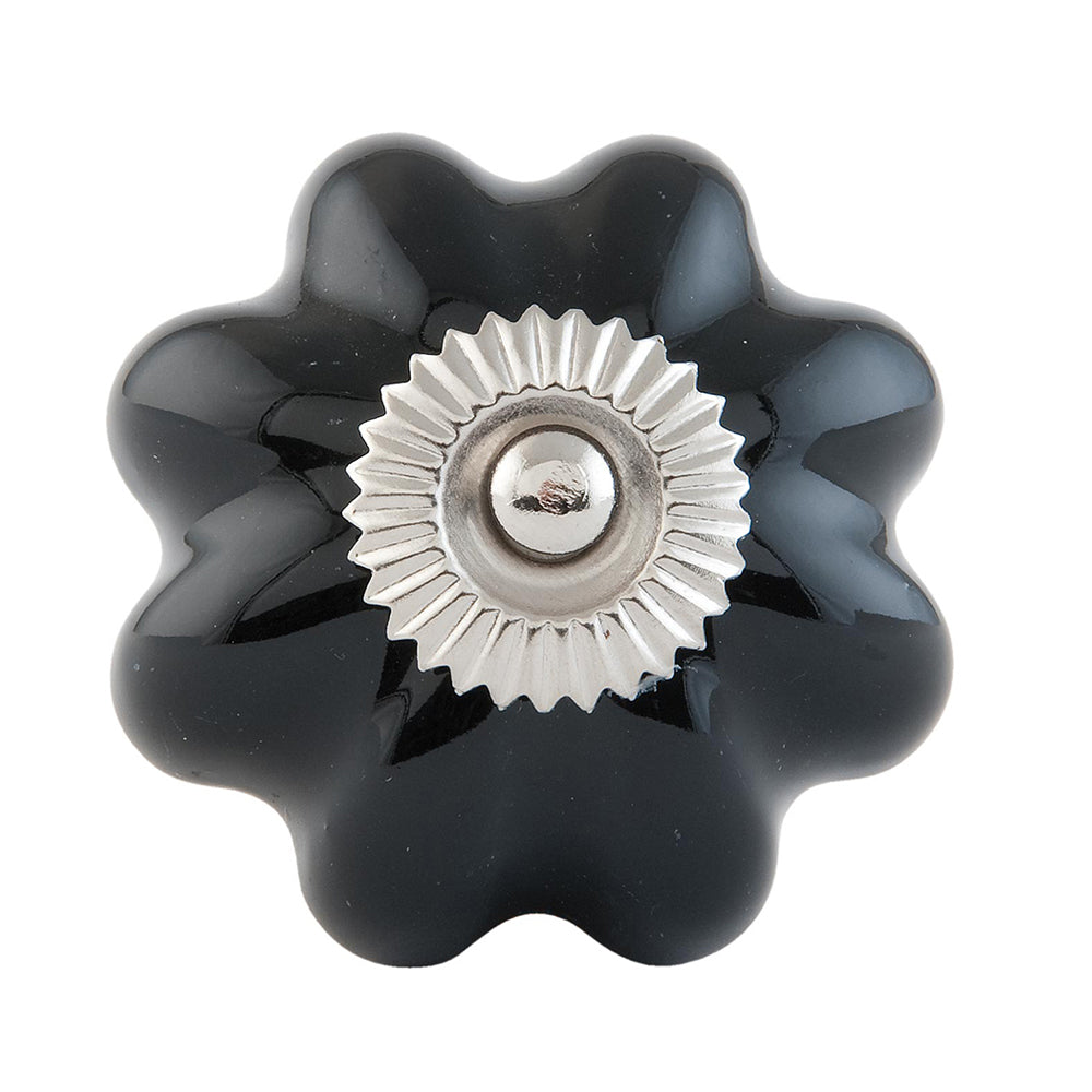 Fekete kerámia fiókgomb bordázott mintával, elölnézeti kép.