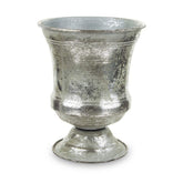 Ezüst színű fém kaspó.