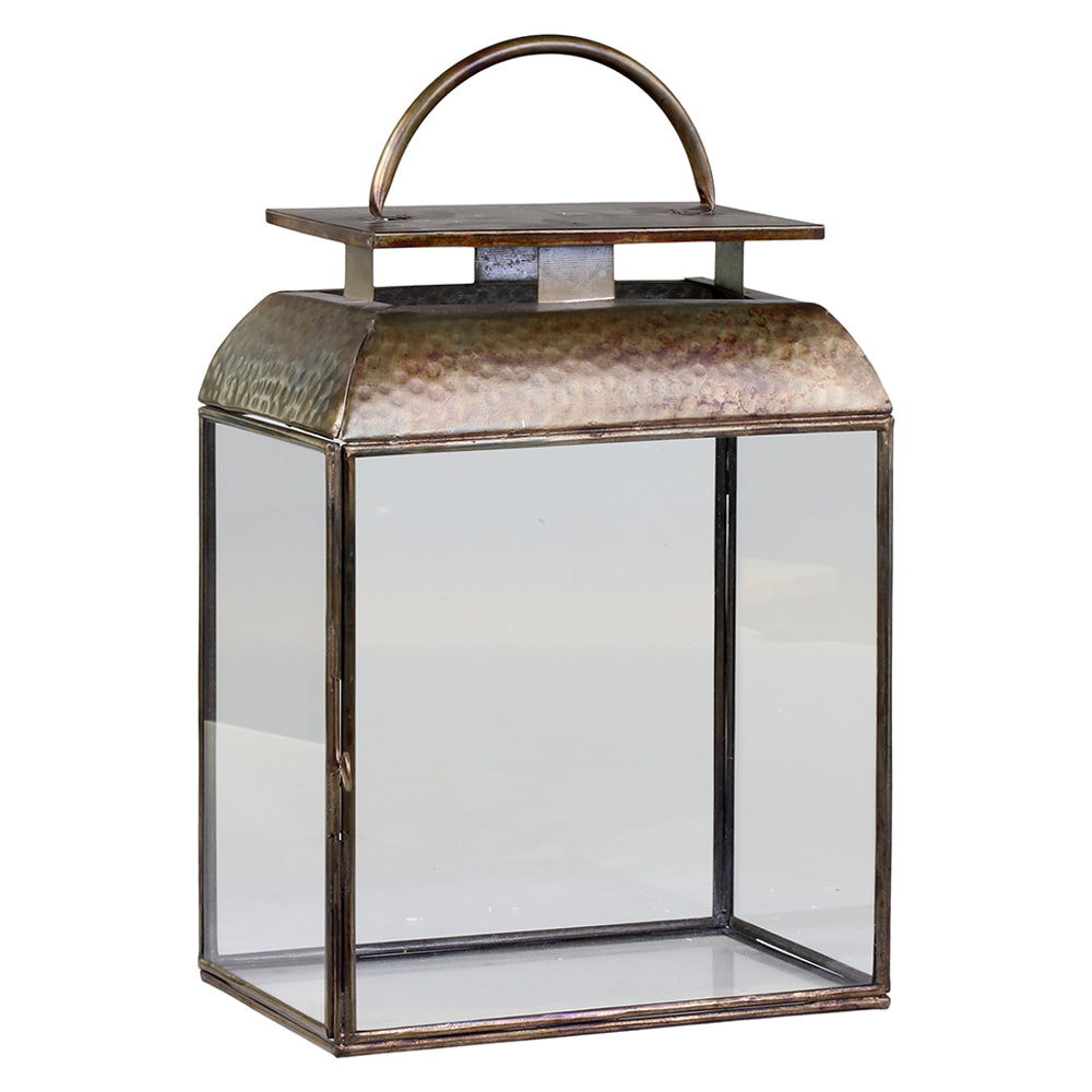 Rézszínű fém lámpás.