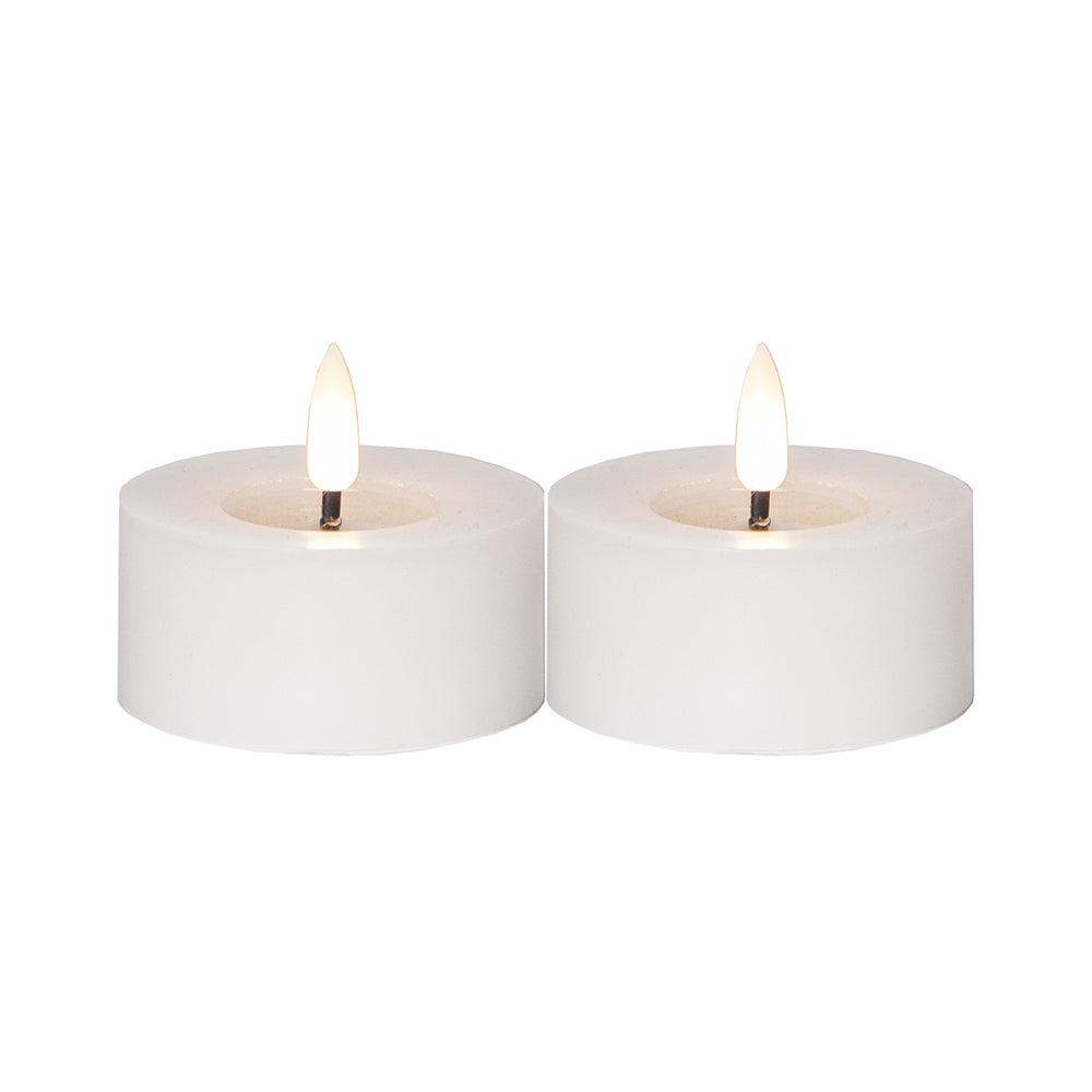 Két darab fehér színű, lángot utánzó LED teamécses fehér háttérrel, a Star Trading Flow kollekcióból.