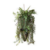 Különböző fajtájú, zöld műnövényekből készült, függeszthető dekoráció.