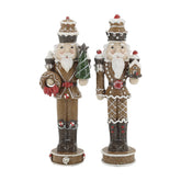 Gingerbread 2 db-os mézeskalács diótörő figura szett barna-fehér színekben, koszorúval, fenyővel és mézeskalácsházzal.