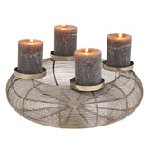 Ezüstszínű, adventi gyertyatartó koszorú.