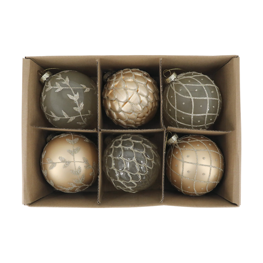 Hat darab pezsgőszínű üveg karácsonyfadísz kartondobozban, elegáns vintage mintákkal, a Heritage kollekcióból.