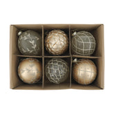 Hat darab pezsgőszínű üveg karácsonyfadísz kartondobozban, elegáns vintage mintákkal, a Heritage kollekcióból.