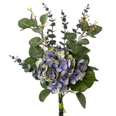 Kék-zöld árnyalatú, mű hortenziából és eukaliptusz levelekből álló csokor, 56 cm magas, fehér háttéren.