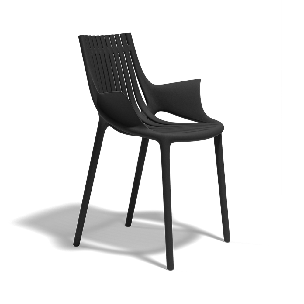 Fekete designműanyag kerti karosszék.