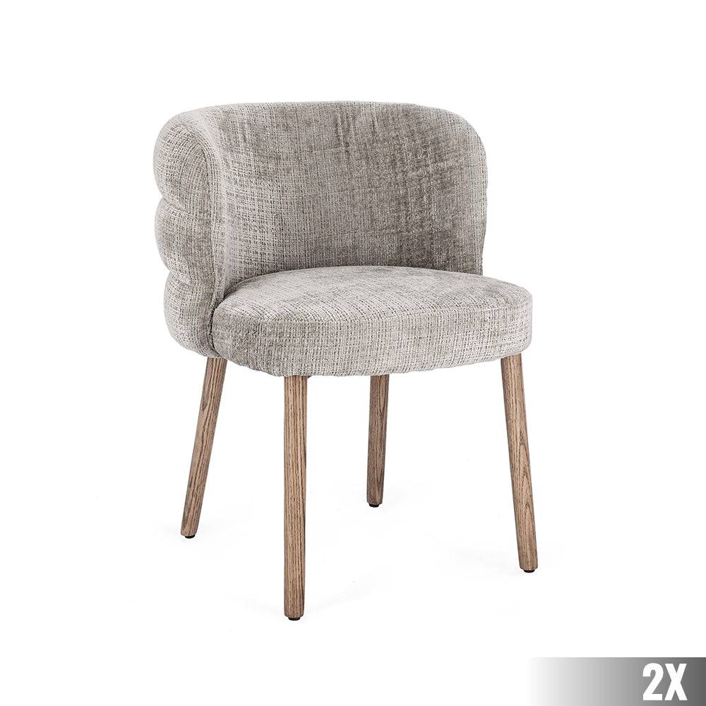 Világos szürke kárpitozású, ívelt háttámlás ILMA design szék, tölgyfa lábakkal.