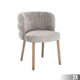 Világos szürke kárpitozású, ívelt háttámlás ILMA design szék, tölgyfa lábakkal.