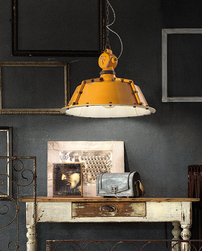 Rusztikus, ipari stílusú, sárga színű mázas kerámiából és fémből készült, textilburkolatú vezetékkel kialakított, kézműves függeszték lámpa .