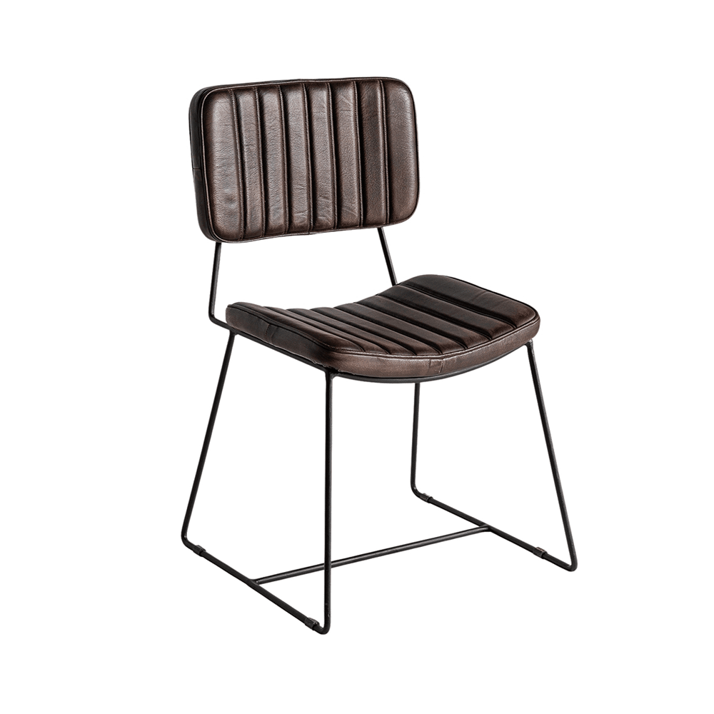 Issert sötétbarna bőr design szék fekete acéllábbal, háromnegyedes nézet.
