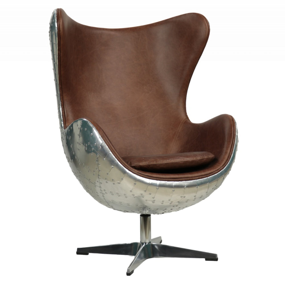 acobsen Aero forgó bőrfotel barna marhabőr belsővel és szegecselt alumínium burkolattal, elölnézetből.