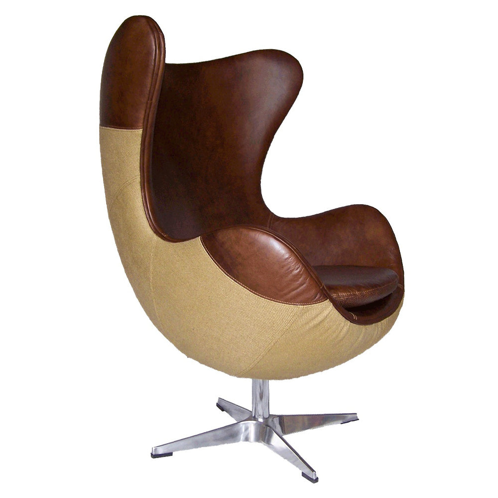 A fotel oldalnézetből, jól látható a dönthető forma és a textúrák kontrasztja.