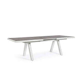 Krém színű kortárs kerti étkezőasztal.