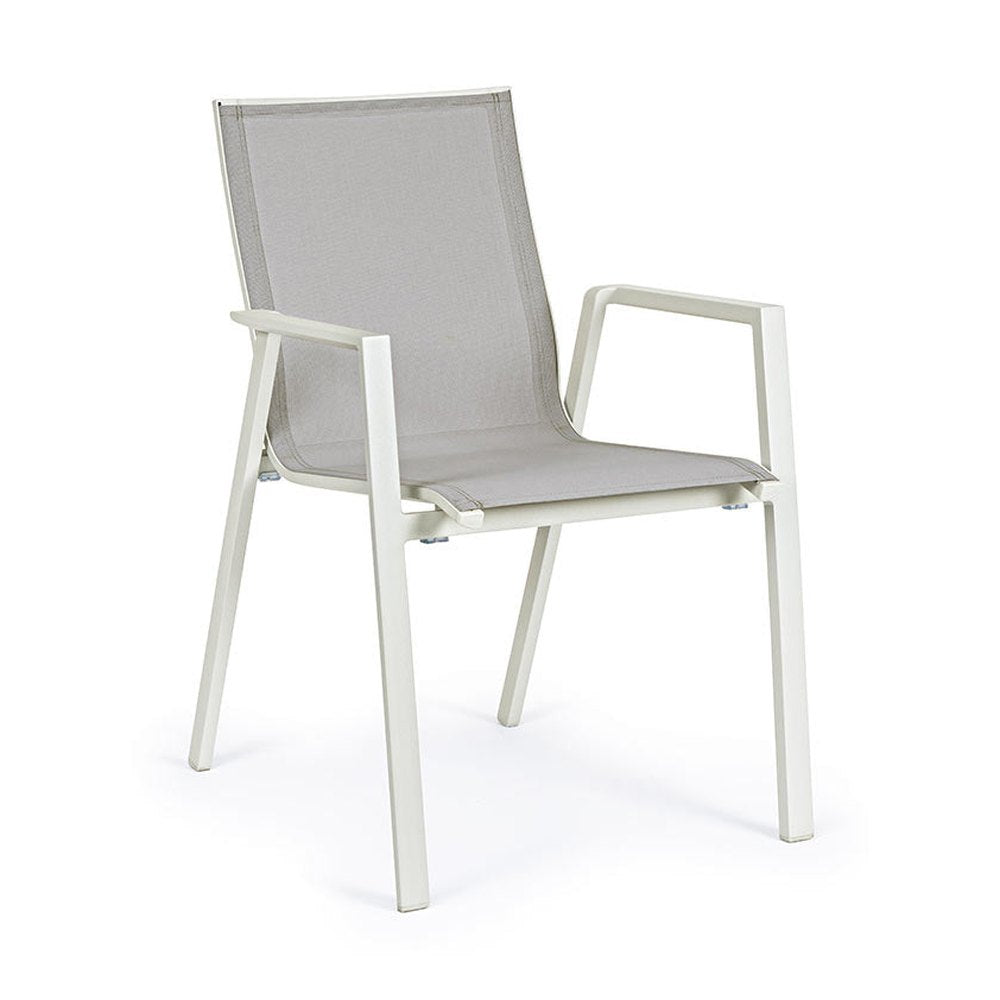 Krém színű, modern kerti szék.