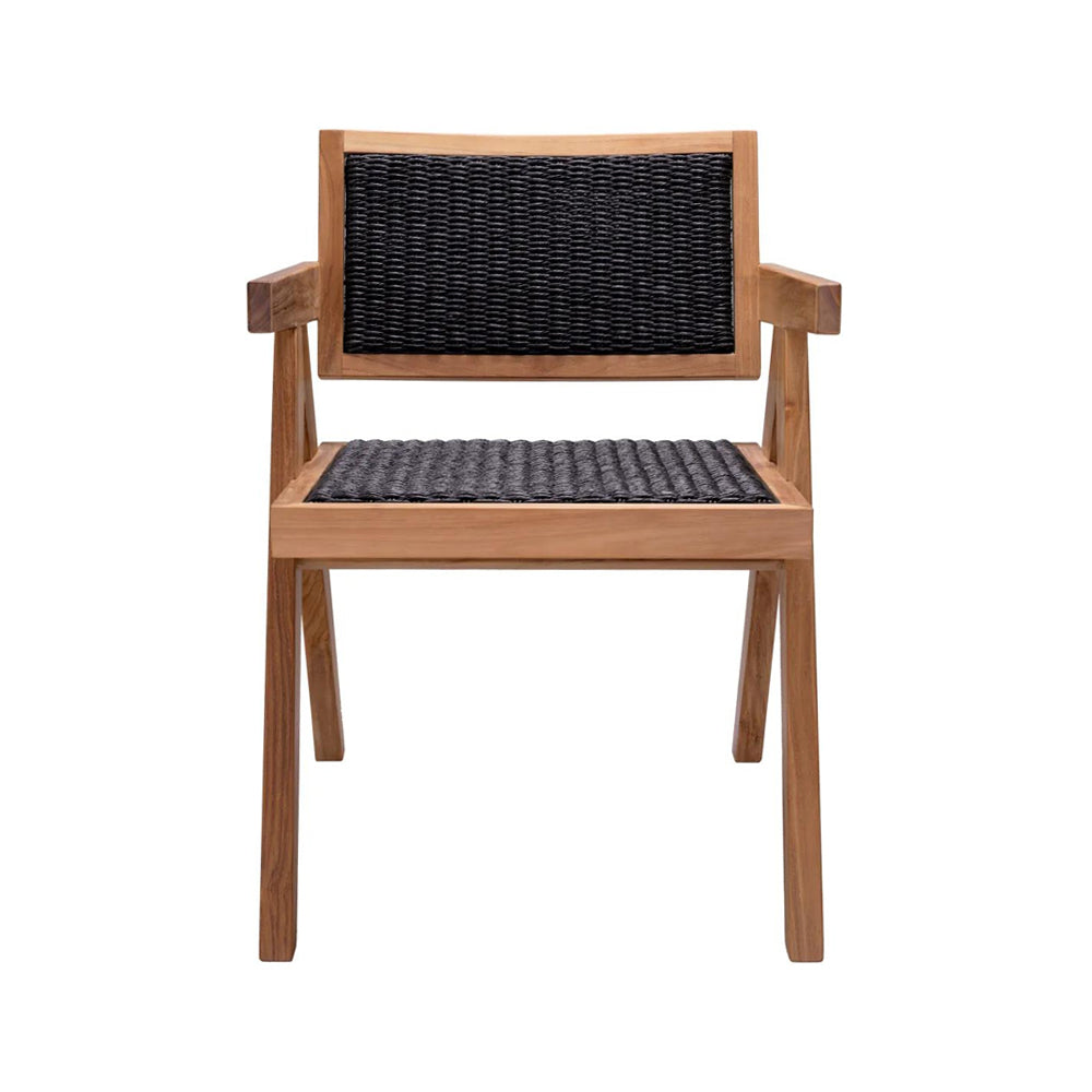 Teakfából készült, natúr színű, formatervezett kerti szék polirattanból szőtt háttámlával és ülőfelülettel.