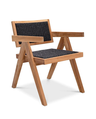 Teakfából készült, natúr színű, formatervezett kerti szék polirattanból szőtt háttámlával és ülőfelülettel.