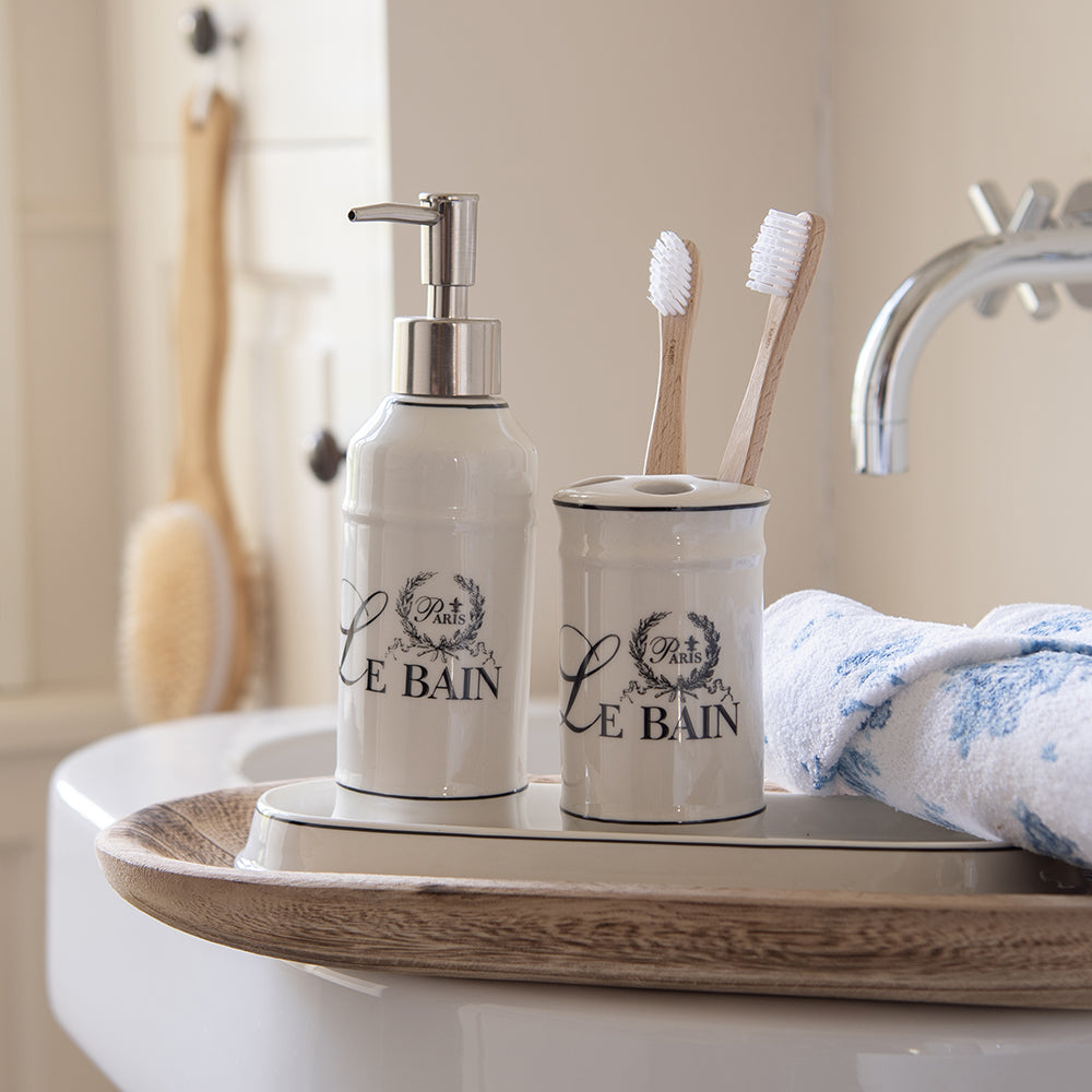 "Le Bain" feliratú, 4 db-os fürdőszobaszett. "Le Bain" feliratú, 4 db-os fürdőszobaszett.