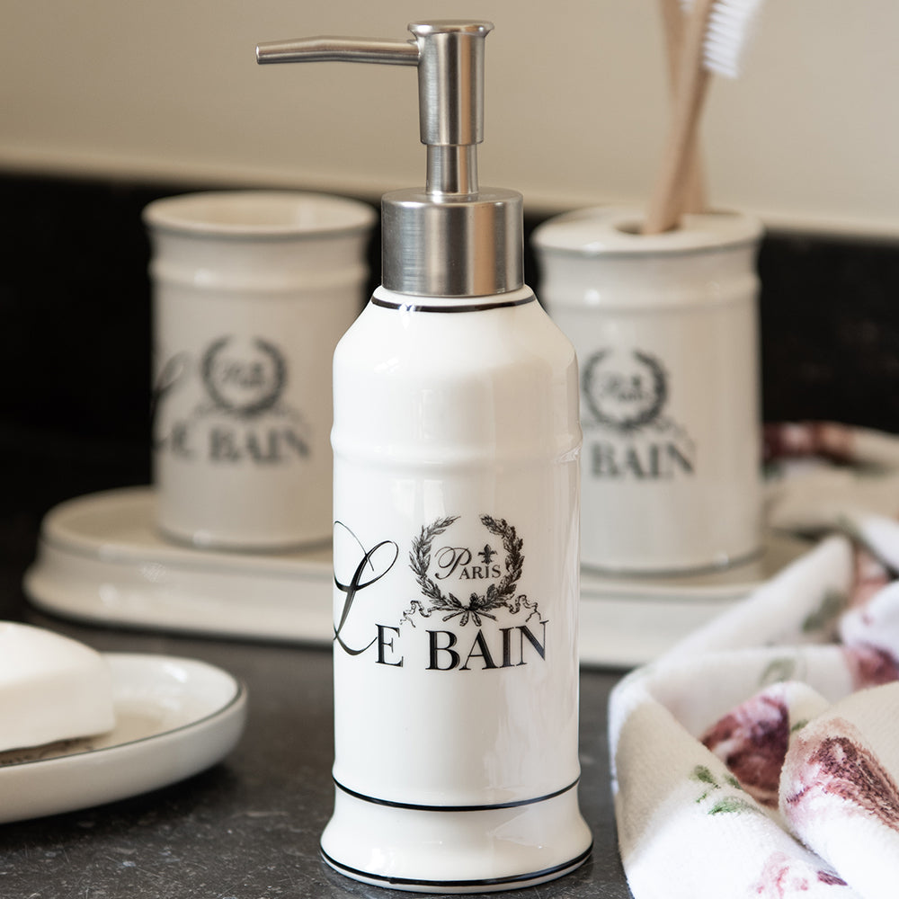 "Le Bain" feliratú, 4 db-os fürdőszobaszett. "Le Bain" feliratú, 4 db-os fürdőszobaszett.